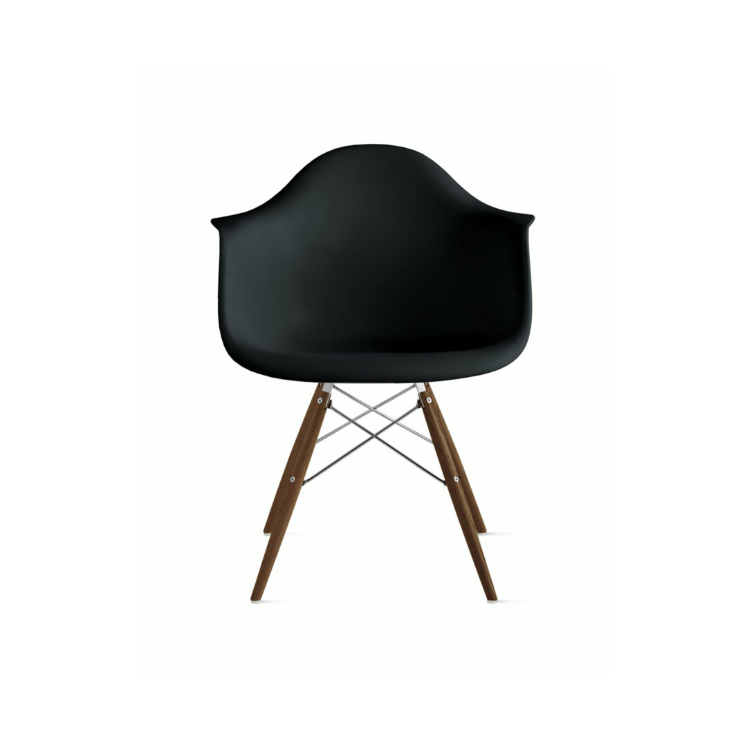 Eames-Molded-Plastic-Armchair_100366382_black_chrome_walnut