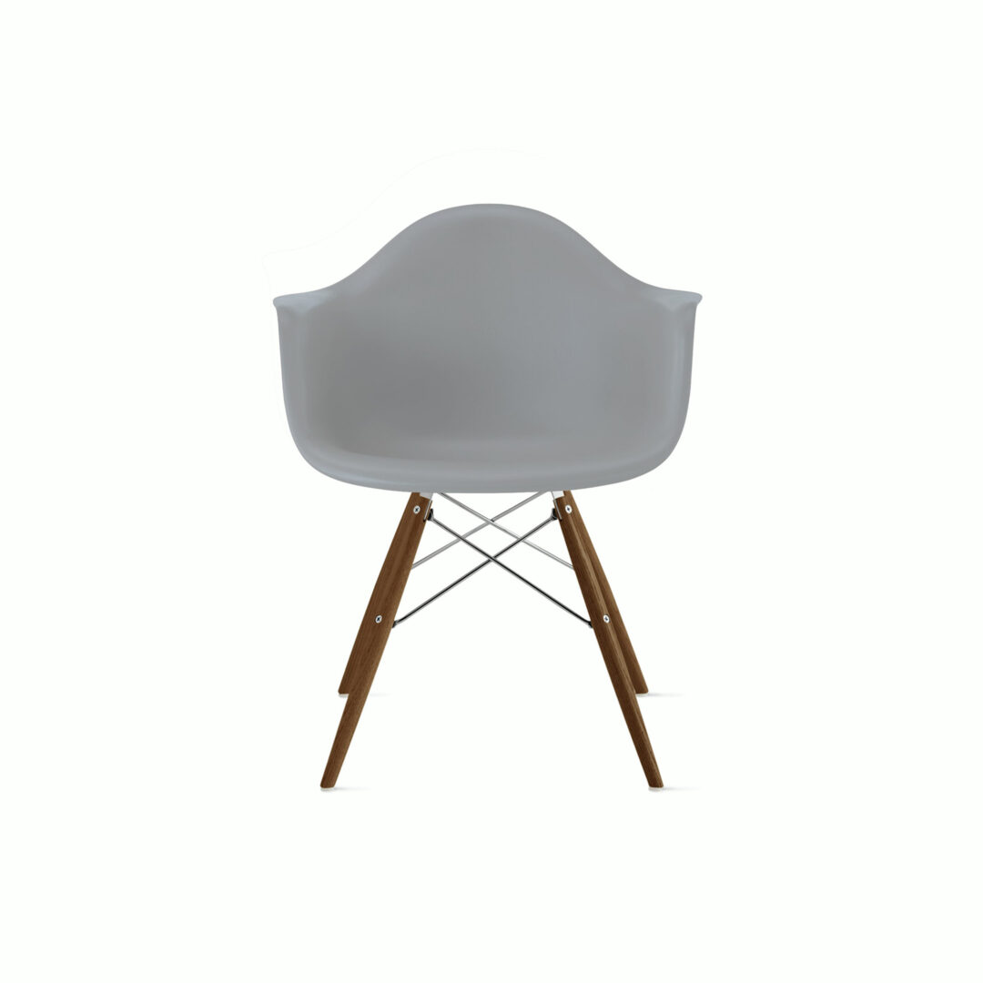 Eames-Molded-Plastic-Armchair_100366387_light_grey_chrome_walnut